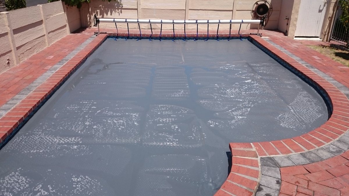 Swimming pool solar cover