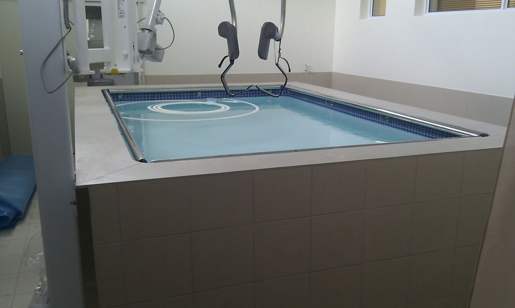 Compact splash pool installation